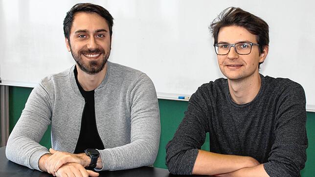 Manuel Häußler, Doktor der Chemie (links) und der Chemiestudent Lukas Odenwald möchten Kunststoff so wiederverwerten, dass daraus neue ...