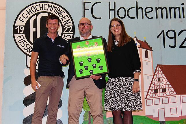 Im Namen der Hochemminger Vereine gratulieren Katja Hepting von der Narrenzunft und Marco Erath (links) von der Feuerwehr den Fußballern ...