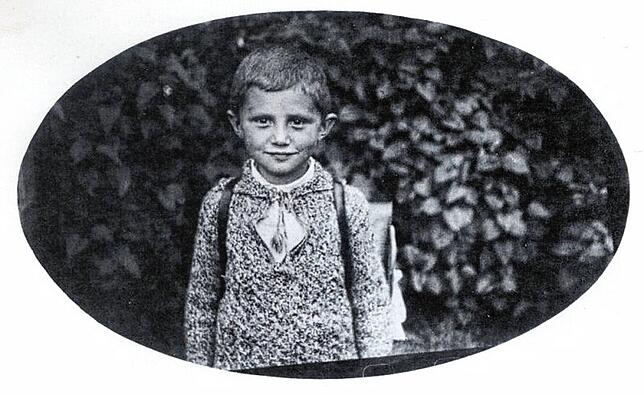 Das Bild aus dem Jahr 1932 zeigt den jungen Joseph Ratzinger bei der Einschulung.