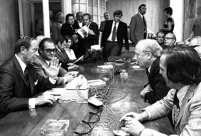 Ministerpräsident Hans Filbinger (CDU, links vorn) beim Redaktionsbesuch in den 70er-Jahren, hier im Gespräch mit Chefredakteur Franz ...