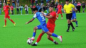 Nico Anders (FC Pfaffenweiler, rechts) versucht, den Radolfzeller Alireza Yaghoobi zu stoppen.
