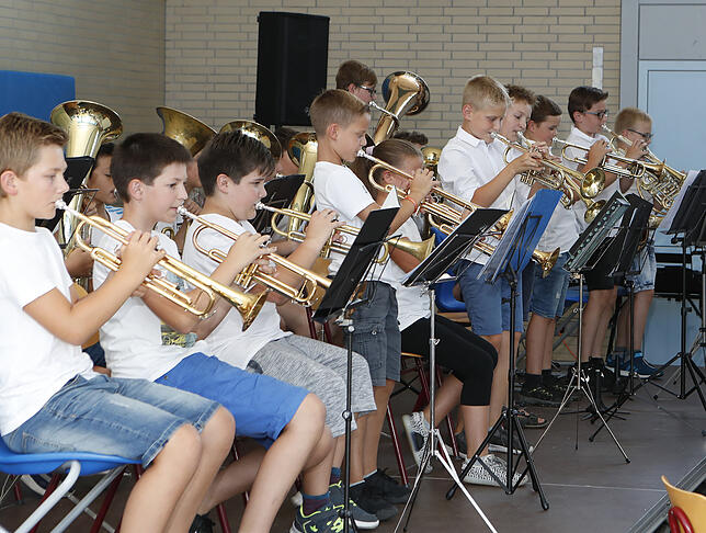 Zu den Darbietungen der Schüler und Lehrer gehörten zwei Beiträge des Bläsermoduls unter der Leitung von Astrid Heider. Bild: Roger Müller