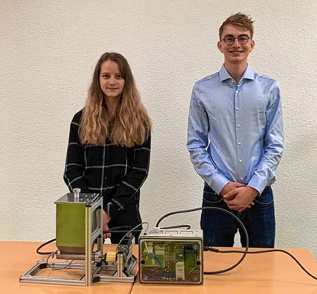 Jeannette Pestrjakov und Jean-Luc Pestalozzi mit ihrem Katzenfutterautomat.
