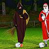 Sportliche Gesellen: Nikolaus und Knecht Ruprecht, André Holzapfel und Noah Klinke vom SV Buch, besuchen am 6. Dezember eine Familie.