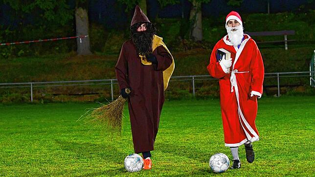 Sportliche Gesellen: Nikolaus und Knecht Ruprecht, André Holzapfel und Noah Klinke vom SV Buch, besuchen am 6. Dezember eine Familie.