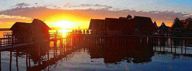 Abendstimmung über den Pfahlbauten am Bodensee.