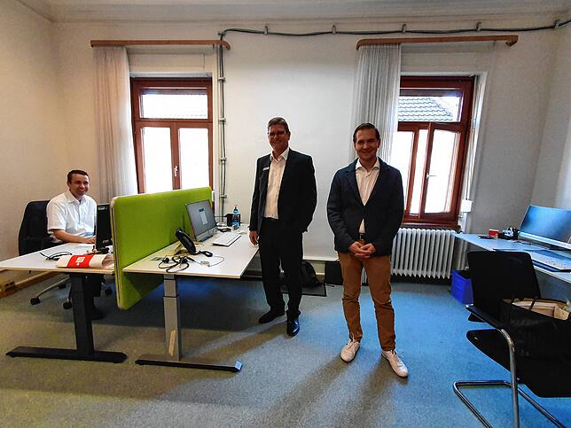 Mitarbeiter Kai Zönnchen hat schon seinen neuen Arbeitsplatz bezogen. Mit ihm freuen über die Team-Büros freuen sich Martin Volz, ...