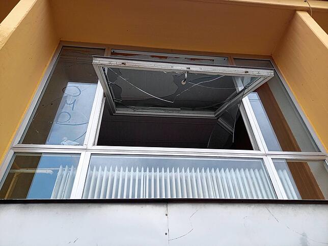 Eines der zersplitterten Fenster ist offen.