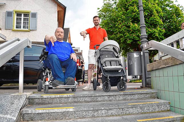 Daumen nach unten gibt es von Peter Kaiser und Dominik Brox für die Unterführung an der Waldtorstraße. Wer hier mit Rollstuhl oder ...