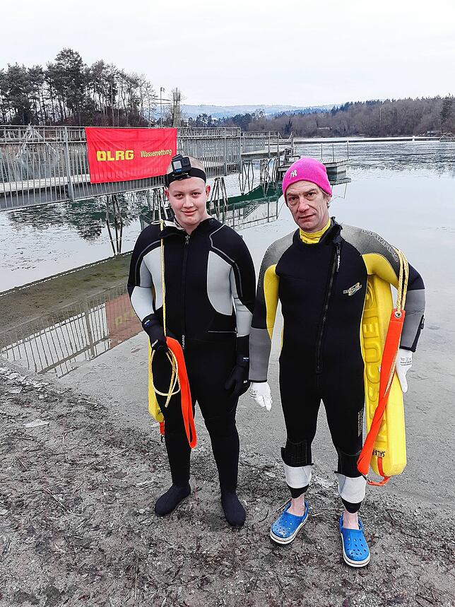 Die beiden DLRG-Rettungsschwimmer Björn und Philipp Heilmann sorgen für die nötige Sicherheit.