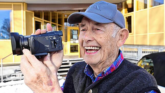 Hermann Bauknecht mit seiner digitalen Kamera. Der Hobbyfilmer hält seit Jahrzehnten wichtige Ereignisse in St. Georgen fest. Jetzt ...