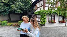 Lilly Schröder (links) und Ida Schaeff am Startpunkt der Escape-Tour am Bermatinger Rathaus.