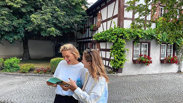 Lilly Schröder (links) und Ida Schaeff am Startpunkt der Escape-Tour am Bermatinger Rathaus.