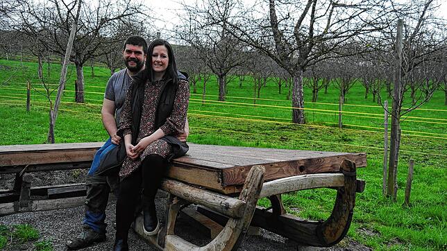 Haben immer wieder neue Ideen für ihren Obsthof in Untersiggingen: Melli und Patrick Moll bieten zum Beispiel auf den Schlitten ...