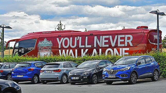 You&lsquo;ll never walk alone (Du wirst nie alleine gehen) &ndash; der Schlachtruf des FC Liverpool prangt auf dem Vereinsbus, der am ...