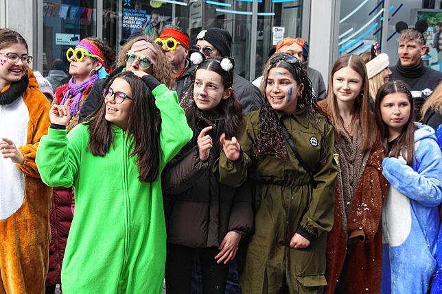 Bild 27: Sonne für die Narren: Großer Fasnet-Umzug begeistert in Singen!