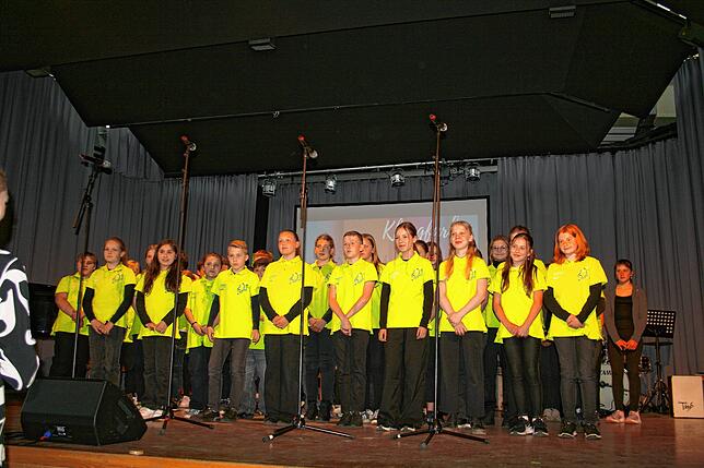 Der stimmgewaltige Bili-Chor der Realschule am Eichberg begeistert das Publikum mit dem Lied „Imagine“ von John Lennon.