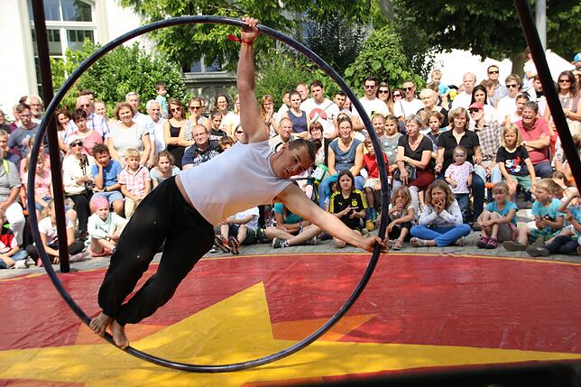 Mit spektakulären Nummern unterhiel der Überlinger Zirkus Faustino die Besucher beim Promenadenfest. Im Bild Elias Franz mit dem Cyr Wheel.