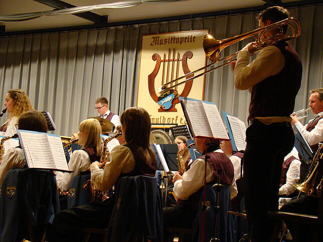 Marcel Matheis an der Posaune (rechts, stehend) und Viola Reichle an der Klarinette (links, stehen), moderierten den Abend.