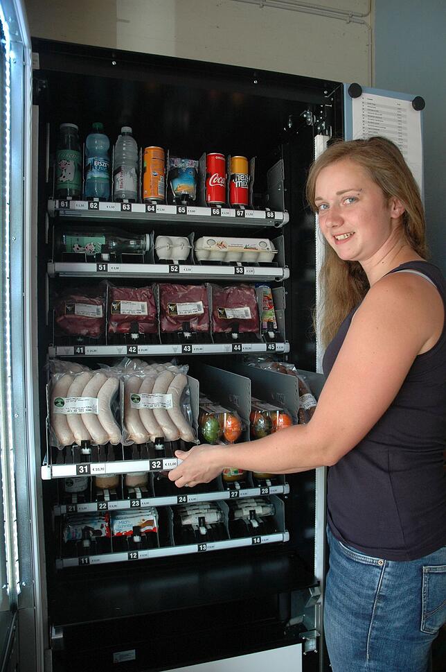 Im Automaten auf dem Bauernhof Wunderle in Wallbach ist auch Frischfleisch im Angebot, Jacqueline Allgeier betreut ihn.