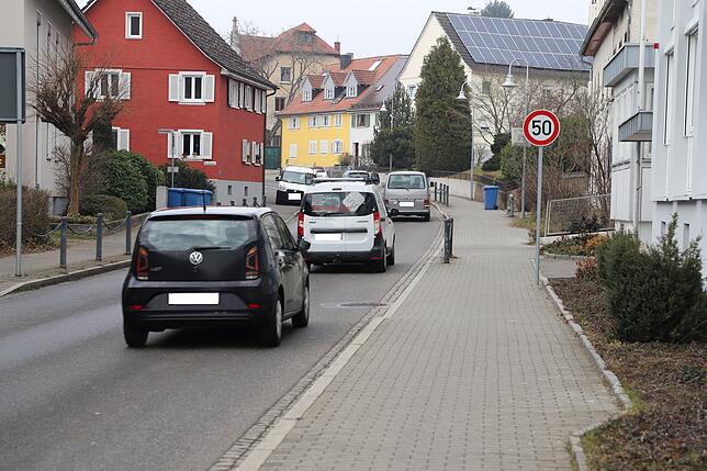 Viel Verkehr in der Mainaustraße am Freitag Nachmittag.