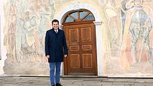 Ralph Gerster vor seinem jetzigen Amtssitz, dem Rathaus in Herdwangen. Ab Mitte Januar wird der 51-Jährige als Bürgermeister in ...