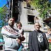 Sie stehen vor den Trümmern ihres ehemaligen Zuhauses. Giovanni Carvelli (rechts), sein Sohn Sabatino und Giovanni junior.