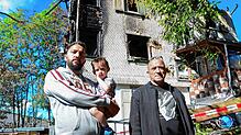 Sie stehen vor den Trümmern ihres ehemaligen Zuhauses. Giovanni Carvelli (rechts), sein Sohn Sabatino und Giovanni junior.