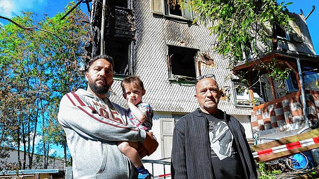 Sie stehen vor den Trümmern ihres ehemaligen Zuhauses. Giovanni Carvelli (rechts), sein Sohn Sabatino und Giovanni junior.