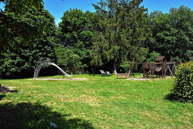 Die Gemeinde Häusern hat auch an die Kinder gedacht und einen schön gelegenen Spielplatz eingerichtet.