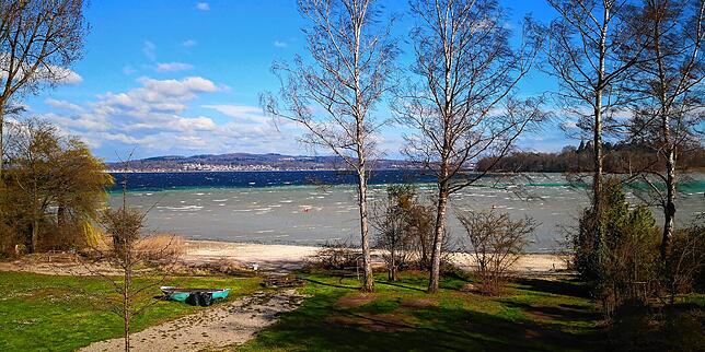 Der See an einem windigen Tag.
