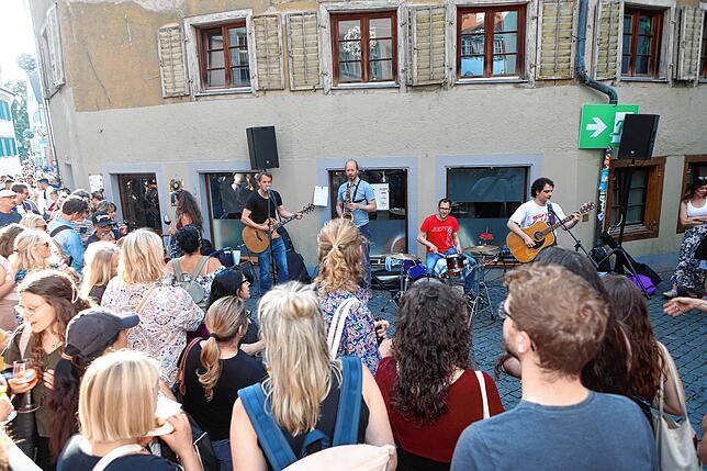 Bild 24: Gassenfreitag am 6. Juni: Hier feiern Einheimische und Besucher in Konstanz