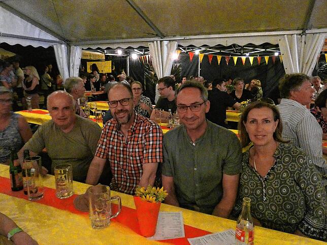 Bild 33: Gut gelaunte Gäste bei der Vrenelis-Wies´n Gaudi des TV Jestetten