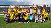 Beste Stimmung beim Grümpelturnier des SV Jestetten: Das Siegerteam Habe ich vergessen (in grau) mit dem Finalgegner Postsack (gelbe ...