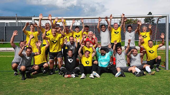 Beste Stimmung beim Grümpelturnier des SV Jestetten: Das Siegerteam Habe ich vergessen (in grau) mit dem Finalgegner Postsack (gelbe ...