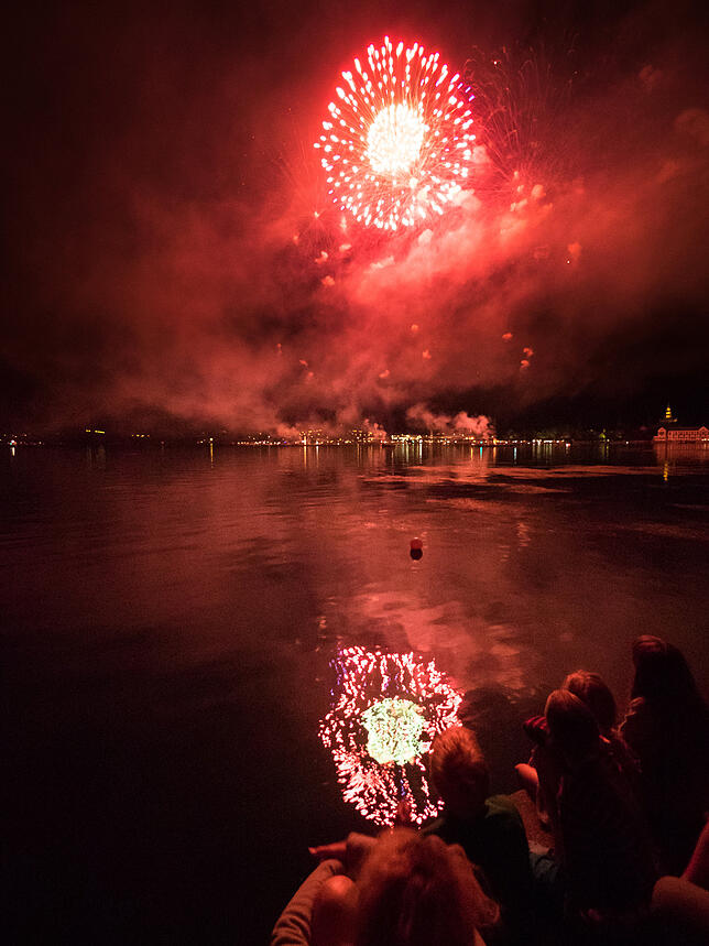 Bild 3: Das Seenachtfest-Feuerwerk vom Logenplatz am Yachthafen: Der Konstanzer Teil in Bildern