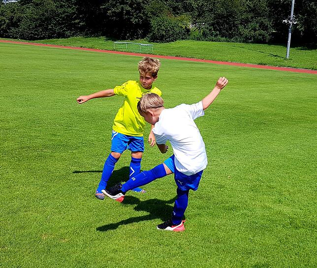 Florian (neun Jahre) im Duell mit Diego (sieben Jahre) beim Fußballcamp des SC Markdorf. Beide kicken seit einigen Jahren und sind ...