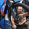 Besucher betrachten ein Fahrrad auf der Eurobike 2019 in Friedrichshafen.