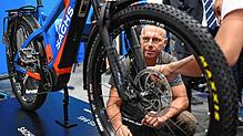 Besucher betrachten ein Fahrrad auf der Eurobike 2019 in Friedrichshafen.