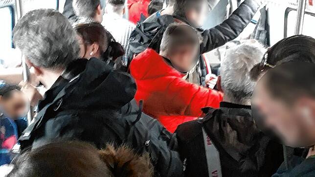 Kein Sitzplatz, kein Stehplatz mehr, dichtes Gedränge: Dieses Bild vom Februar 2020 zeigt, wie es auch heute noch auf der Hochrheinbahn ...