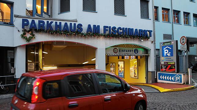 Das Kurzzeitparken wird in der Innenstadt ab 2022 teurer. Dann müssen Autofahrer auch am Parkhaus am Fischmarkt mehr bezahlen, um ihr ...
