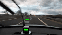In dieser Zeitraffervideoschleife kann man gut erkennen, wie die Fahrbahn sich erst nach links neigt und nach der Brücke wieder auf ...