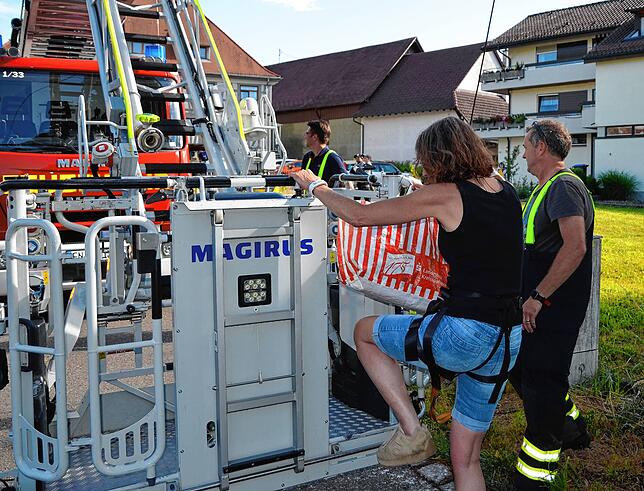 Sonst mietet Ira Gemmeke Arbeitsbühnen an, wenn sie Störche beringt. In Ittendorf kann sie die Feuerwehr heranziehen.