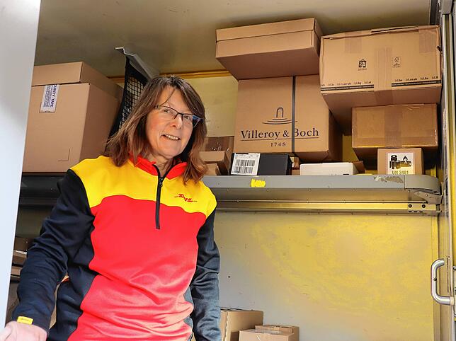 Elke Bernauer in der Ladefläche ihres DHL-Fahrzeuges. Die 55-Jährige scannt alle Pakete und belädt dann ihr Fahrzeug in der richtigen ...