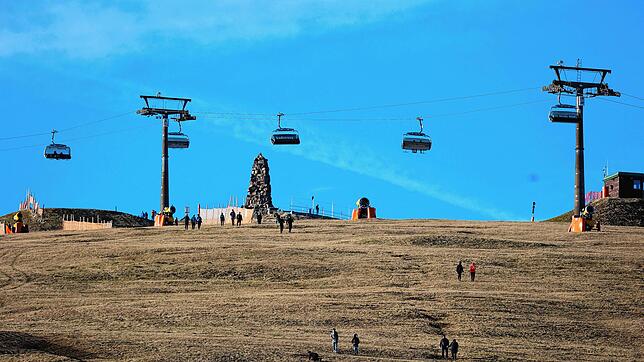 Der Klimawandel sorgt für mildere Winter. Anfang 2023 war auch am Feldberg an Wintersport nicht zu denken. Stattdessen nutzen Touristen ...