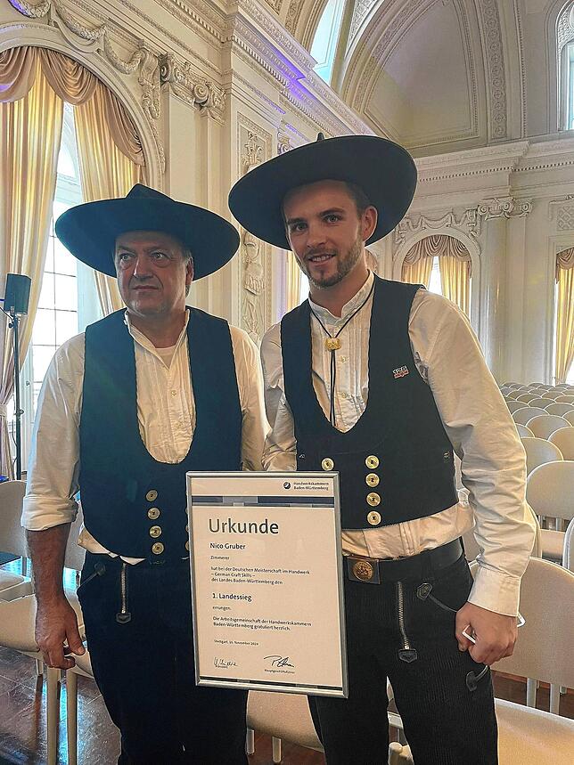 Zusammen mit seinem Vater nahm Nico Gruber die Urkunde als Landessieger entgegen.