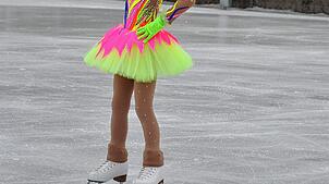 Katharina Islamov begeistert bei der Eisbahn-Eröffnung.