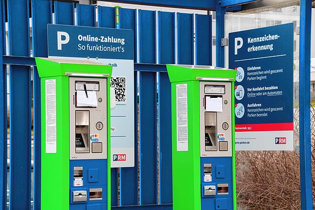 Keine Zahlung möglich: Auf den Parkautomaten sind zwei Zettel angebracht. Sie weisen darauf hin, dass die Automaten außer Betrieb sind.