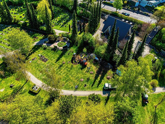 Unterhalb der Friedhofskapelle entstehen die neuen Urnengrabfleder.