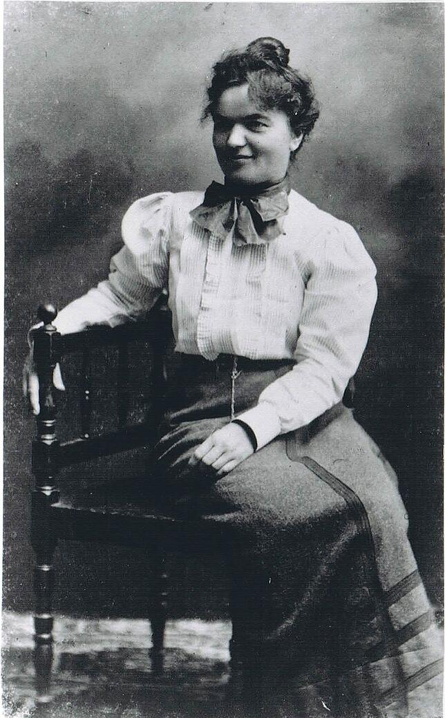 Dieses Foto von Mia Hesse entstand etwa 1903 in ihrem eigenen Atelier in Basel.